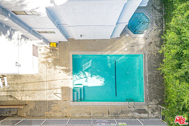 Building Photo - 860 S Lucerne Blvd