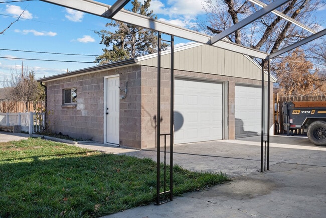 Building Photo - 840 W Montague Ave