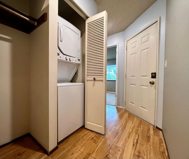 Building Photo - Beautiful 2 Bed, 2 Bath Townhome with Community Pool, Gym & Clubhouse!