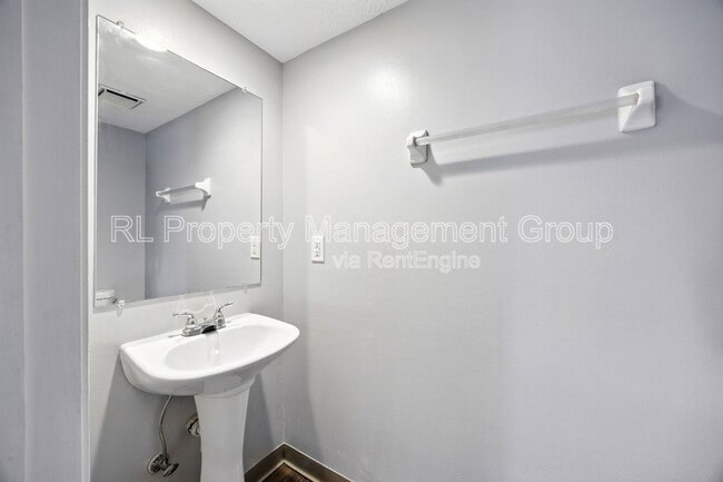 Building Photo - 1094 Farmlane Dr