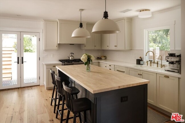 Building Photo - 1130 El Paso Dr