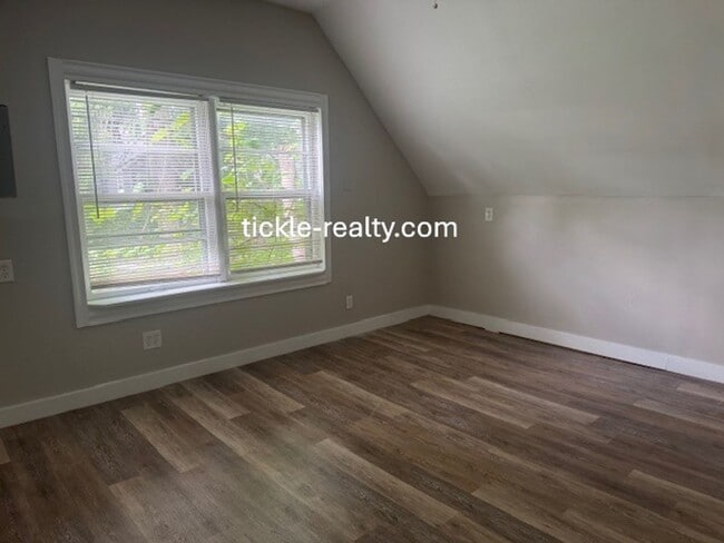Building Photo - Large 4 Bedroom 2 Bath Single Family Home!...