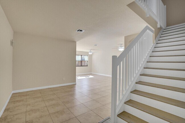 Building Photo - Gorgeous Townhome in Parkland