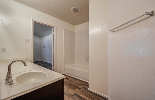 Building Photo - 2650 Daryns Landing Dr