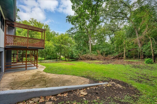 Building Photo - 1001 Oak Ln