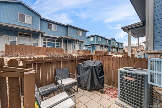 Building Photo - "Charming 2-Bed Townhouse Retreat with 2.5 Baths in Brighton!"