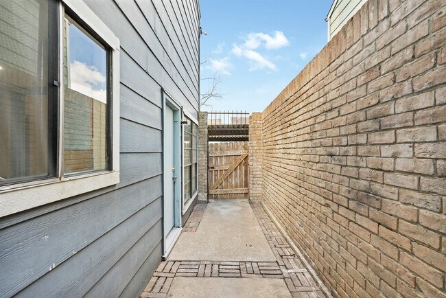 Building Photo - 8583 Wilcrest Dr