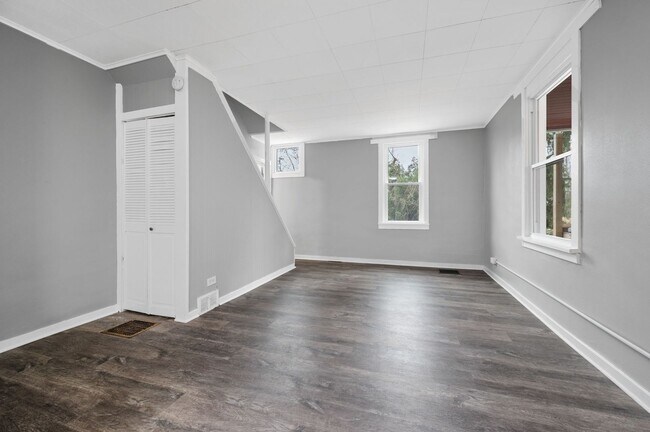 Building Photo - 230 N Balph Ave