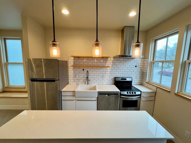 Building Photo - Spacious Two-Story 1 Bedroom, 1 Bathroom U...