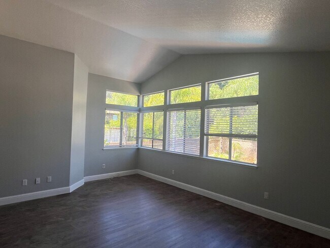 Building Photo - 4 Bedroom/2.5 Bath Home with Pool in Chino...