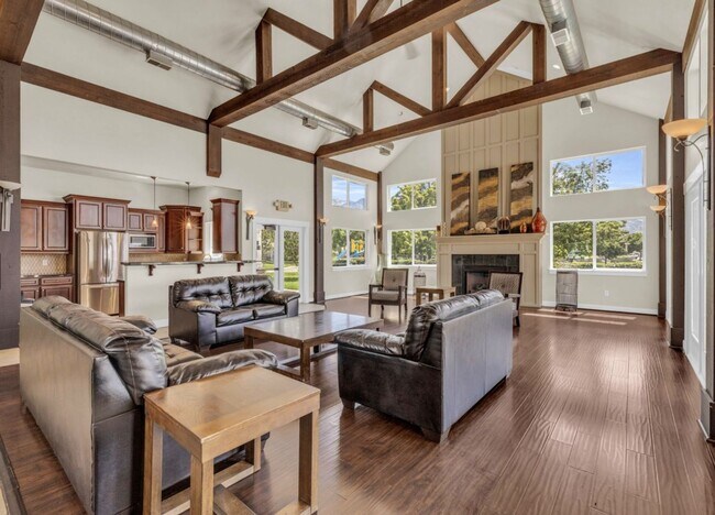 Building Photo - Luxury 3 Bedroom Plus Den in Sandy!