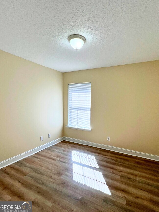 Building Photo - 818 Davis Ave