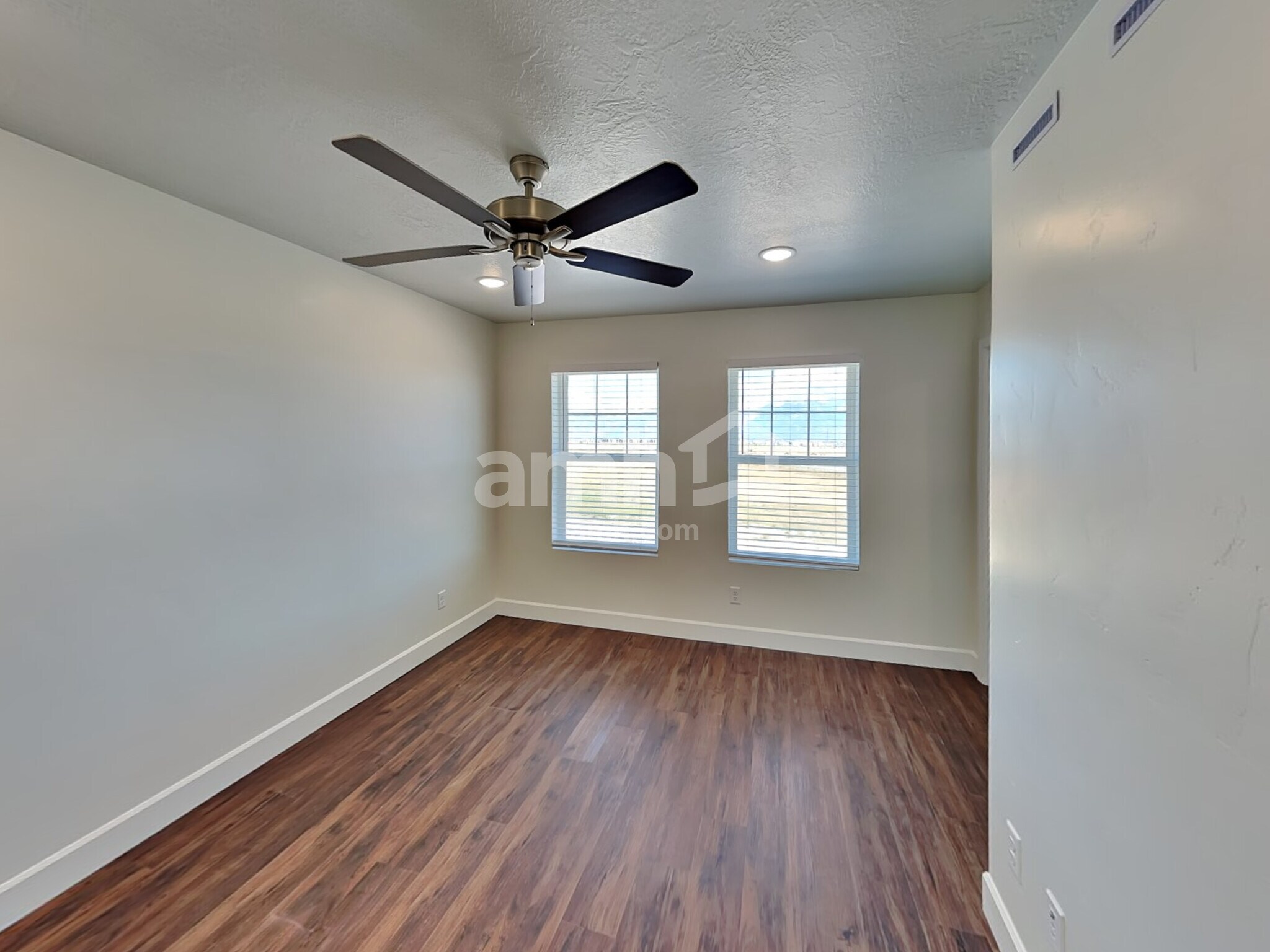 Building Photo - 11022 S Trocadero Ave