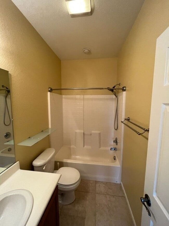 Building Photo - 2852 Villas Way