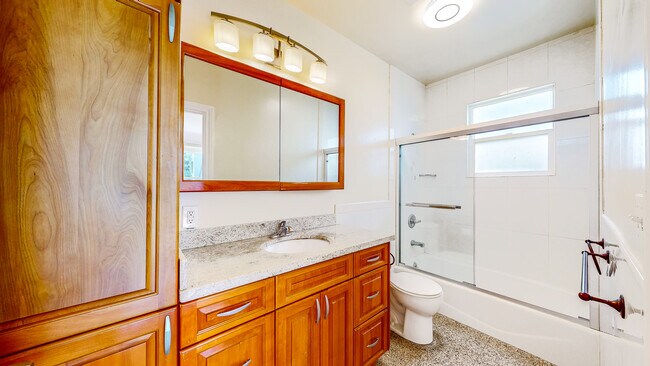 Building Photo - 1627 Clay St