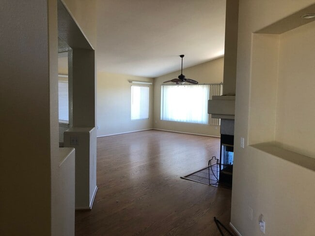Building Photo - Charming 3 bdrm Crown Hills Home with Spectacular Views