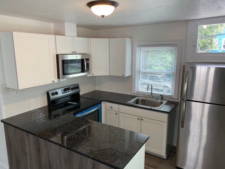 Building Photo - 2 Bed/1 Bath - Unit 12