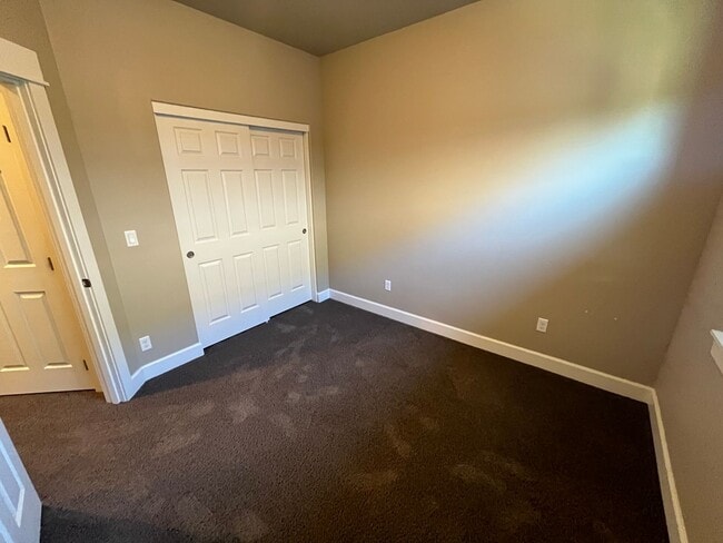 Building Photo - Spacious 3-Bed, 2.5 Bath Home with Community Pool in NE Bend