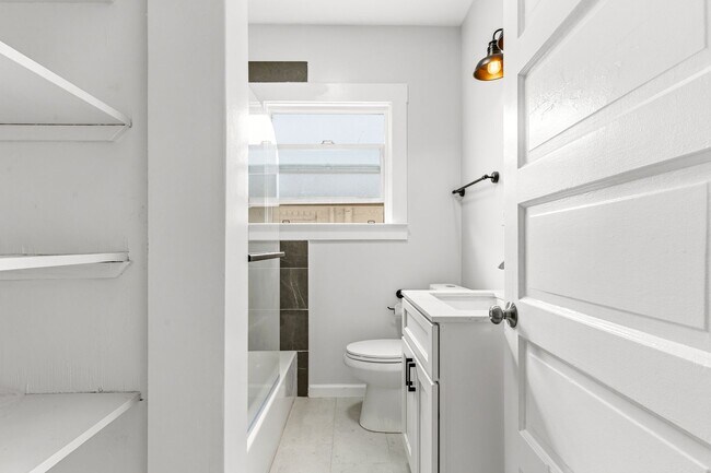 Building Photo - Fully Renovated 2 Bed, 1 Bath Oakland Home with In-Unit Laundry