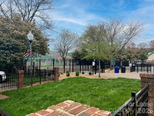 Building Photo - 514 W 10th St