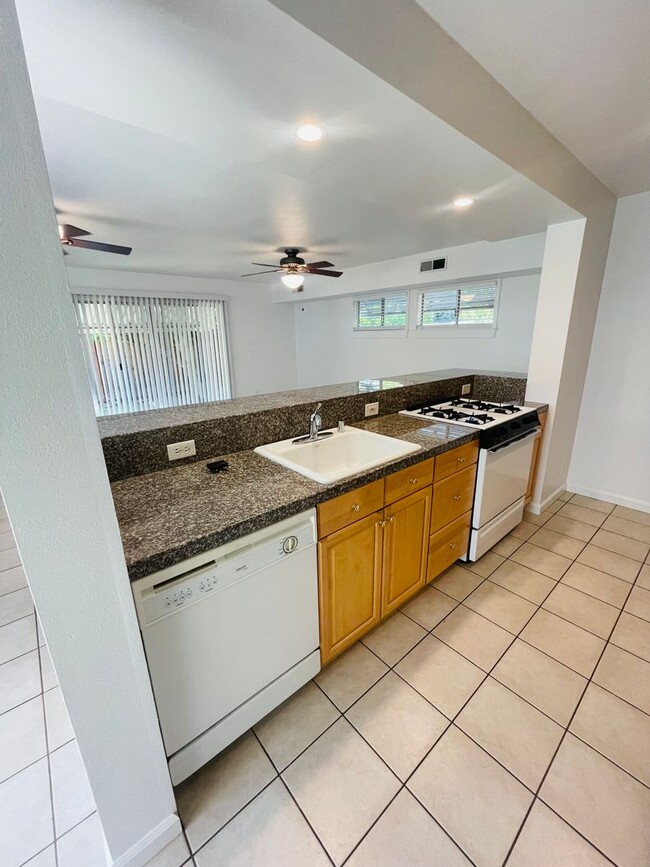 Building Photo - 2/1 rear unit in Land Park