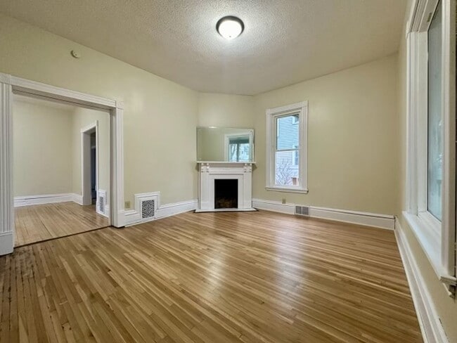 Building Photo - Spacious 4 bedroom house in Minneapolis!!