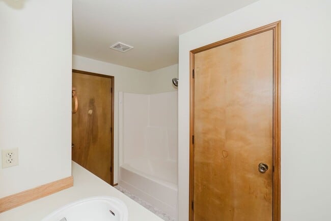 Building Photo - Desireable End Unit, Bremerton Triplex - A...