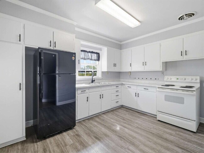 Building Photo - Charming 2-Bedroom, 1-Bath First-Floor Residence in a Beautifully Renovated Historic Home