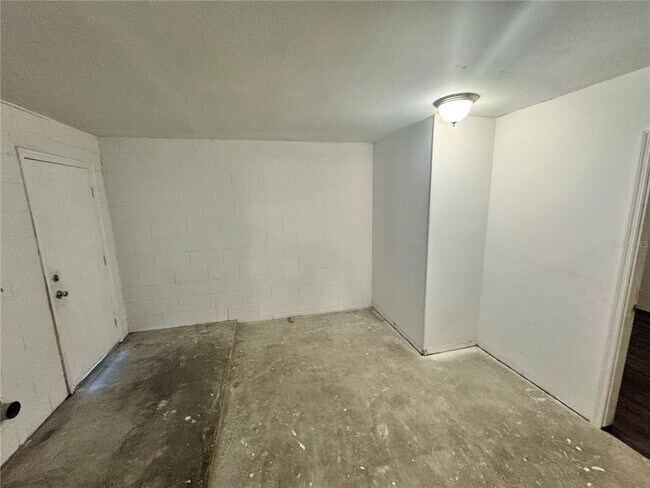Building Photo - 316 E Primrose Ln