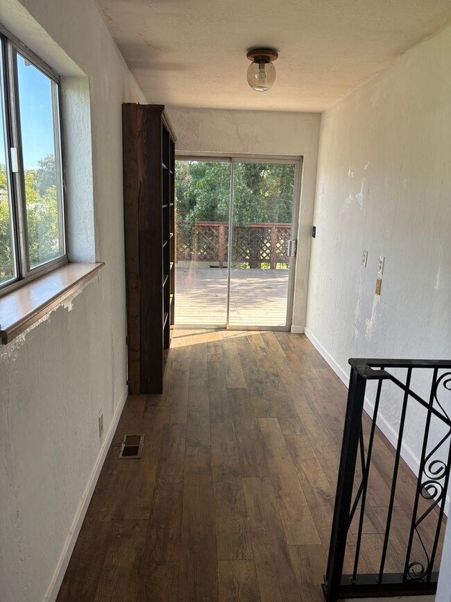 Building Photo - 4 B/R 2 1/2 BA House in Gridley AVAILABLE ...