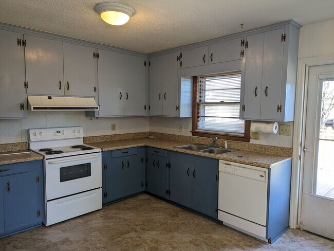 Building Photo - New listing in Mooresville!