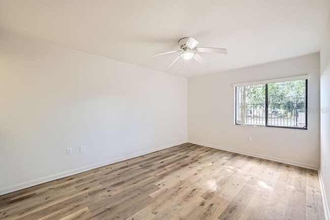 Building Photo - 5321 Vineland Rd