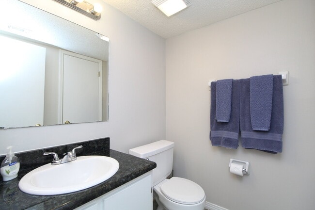 Building Photo - Updated 2BR/1.5BA End-Unit Townhome Near N...