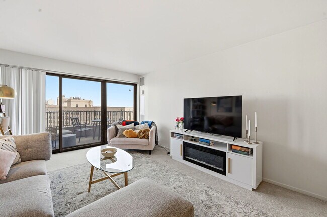 Building Photo - 2020 N Lincoln Park W