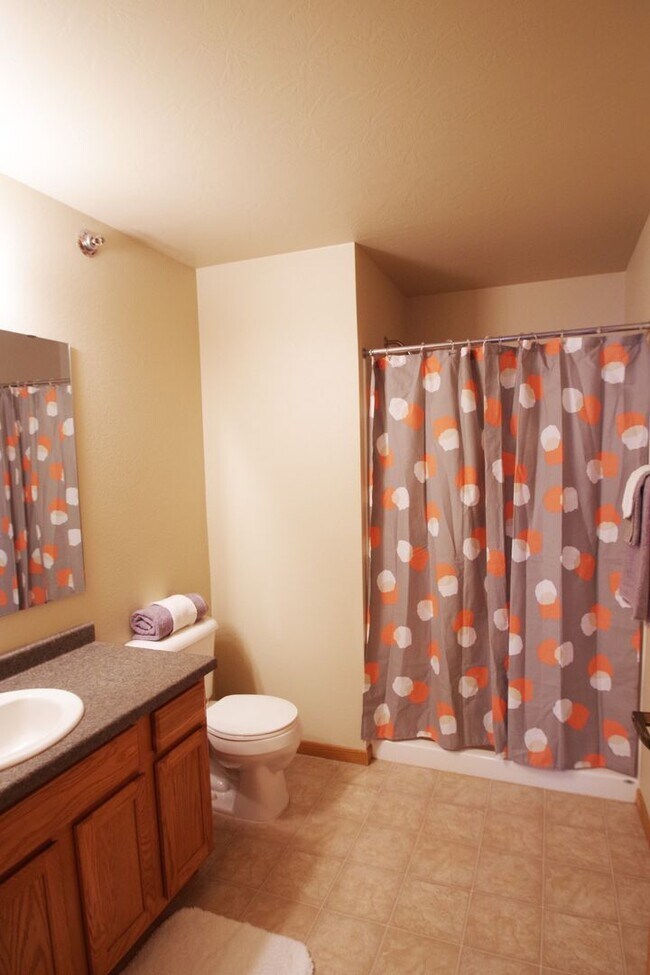 Building Photo - 1 Bedroom Apartment in North Bismarck near BSC with Elevator, W/D and Underground Parking!