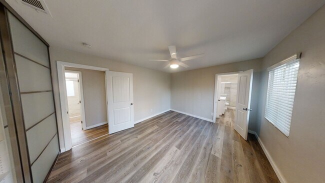 Building Photo - 4BD/2BA with Parking!