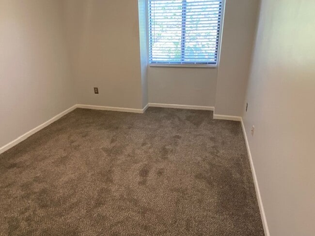 Building Photo - Shawnee Condo all redone close to Shops an...