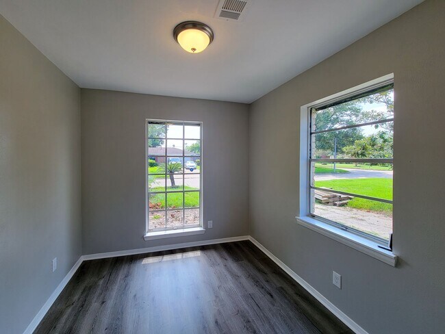 Building Photo - 3919 Hickok Ln