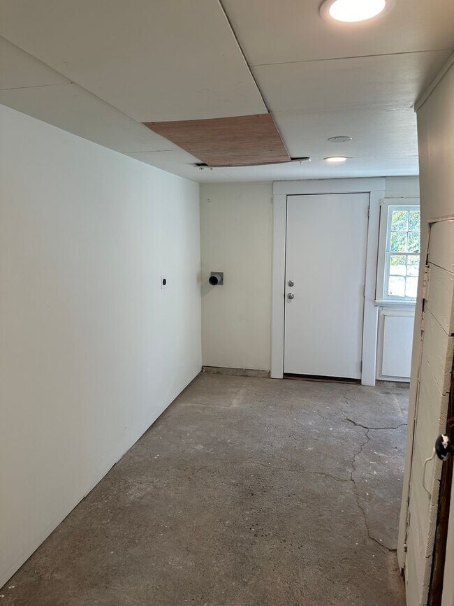 Building Photo - Updated 4 bedroom home on a huge lot!