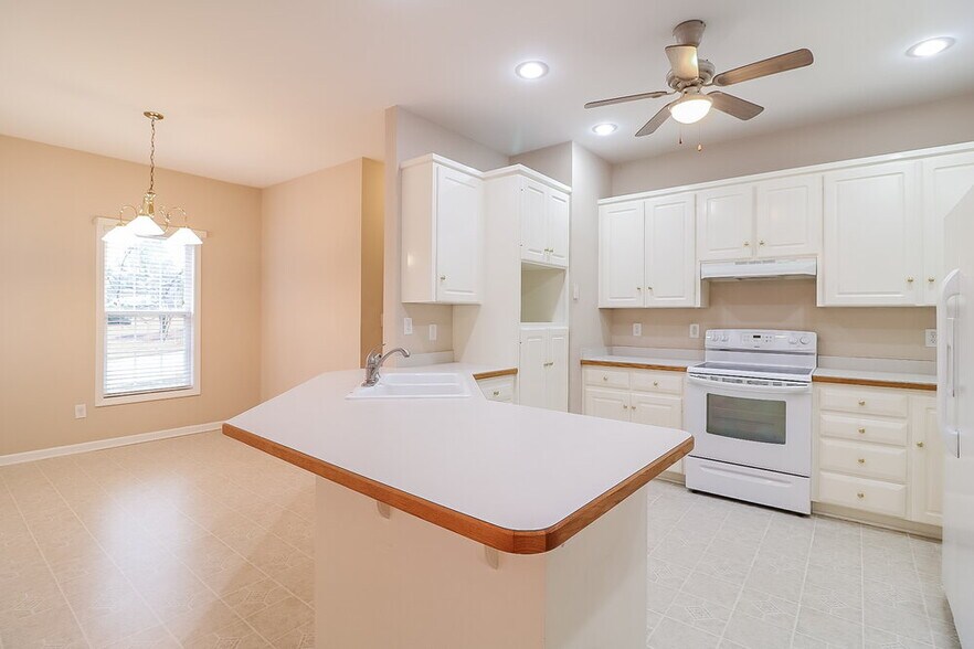 Building Photo - 115 Lily Crossing