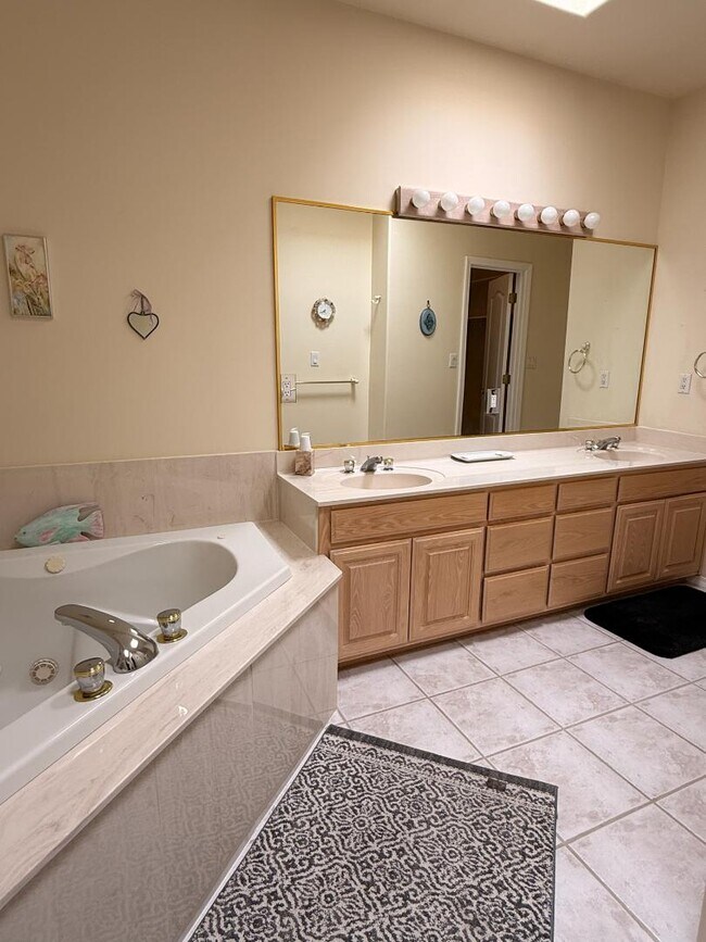 Building Photo - 711 Tramway Pl NE