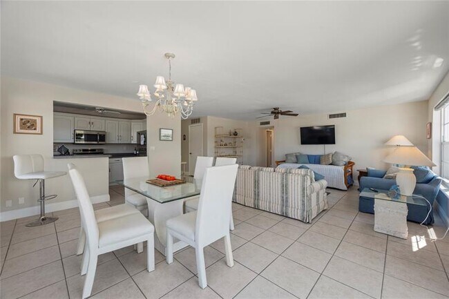 Building Photo - 2860 NE 14th St