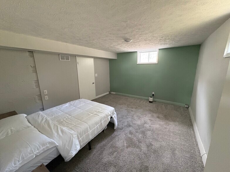 Bedroom - 2005 Interurban Rd