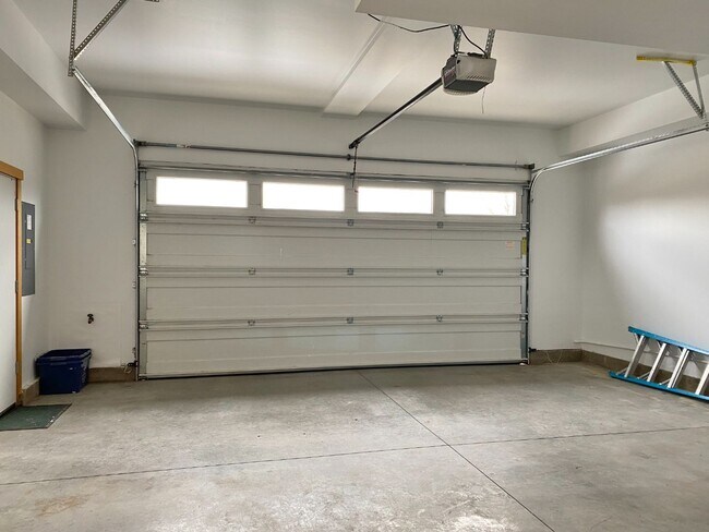 Building Photo - Eagle Crest Condo at Lone Pine