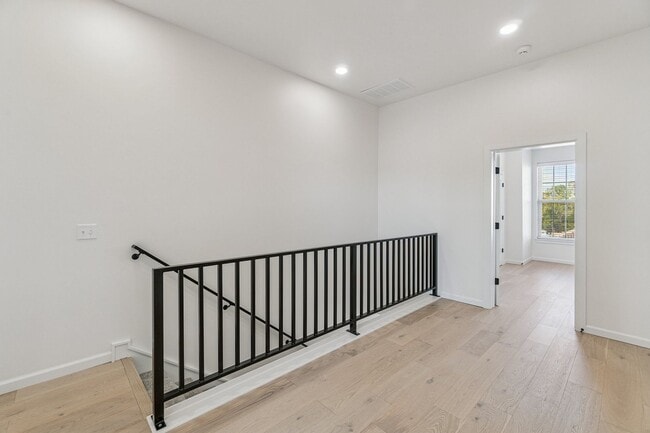 Building Photo - Townhome 2 bed 2.5 Bath "The White Workroom" in The Heart of Selah