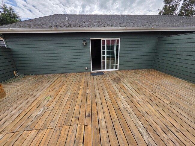 Building Photo - Large 3 bedroom 2 bath duplex. 1520 sq ft, vaulted ceilings