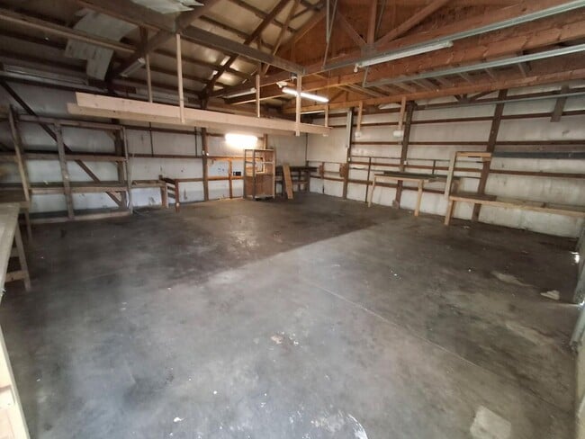 Building Photo - 4 Bedroom 1 Bath house with a HUGE Yard & Shop!!