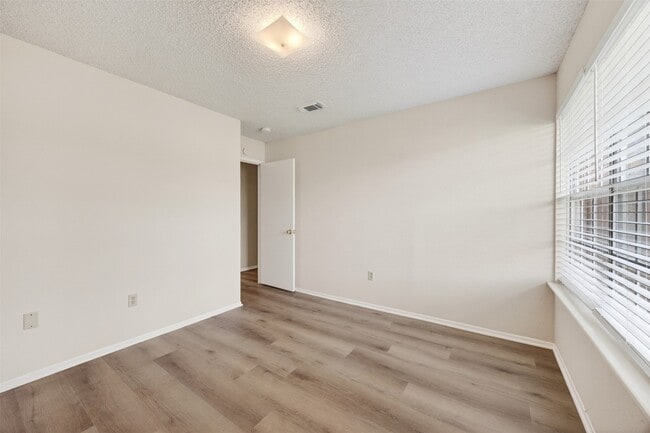 Building Photo - 12047 Plumpoint Dr