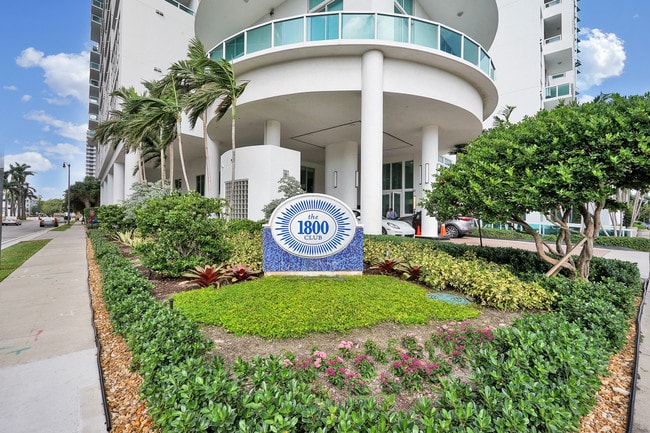 Building Photo - 1800 N Bayshore Dr