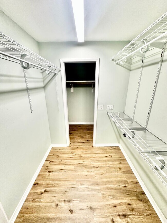 Building Photo - GORGEOUS 3 bedroom/3 bathroom/2 car garage townhome for rent in the desirable DONLABROOK GARDENS!